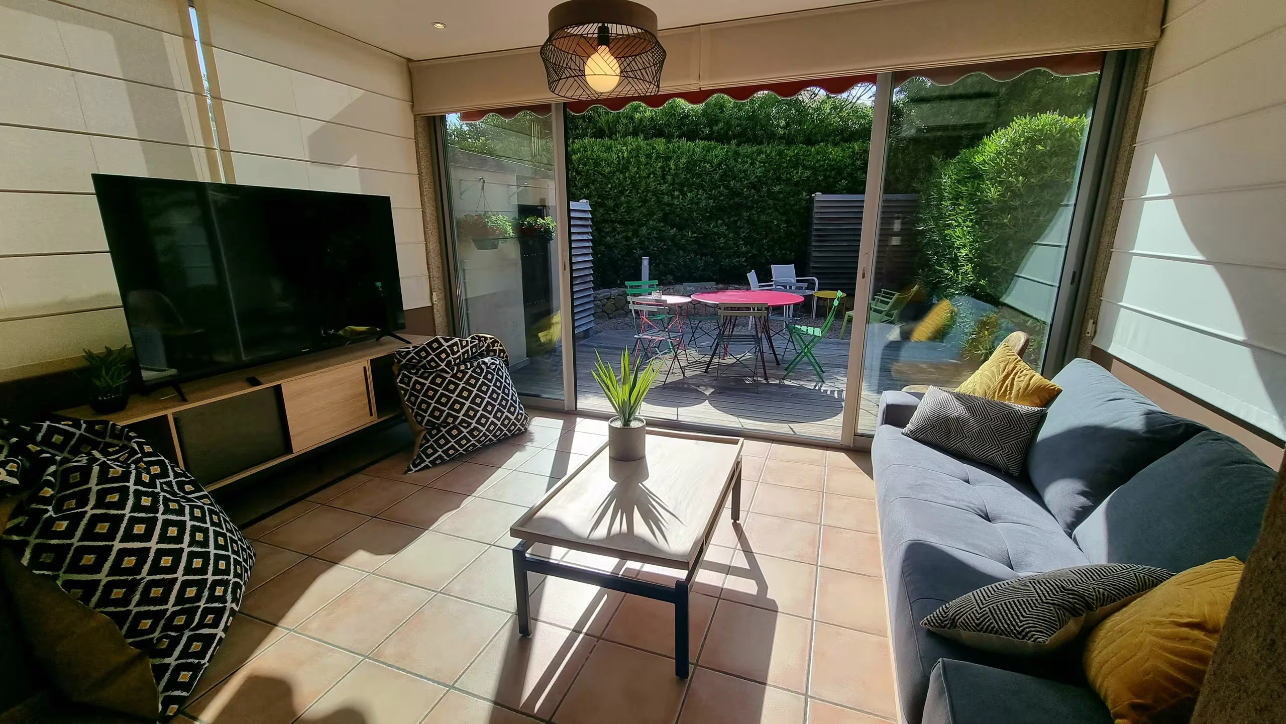 Salon ouvert sur le jardin privatif
