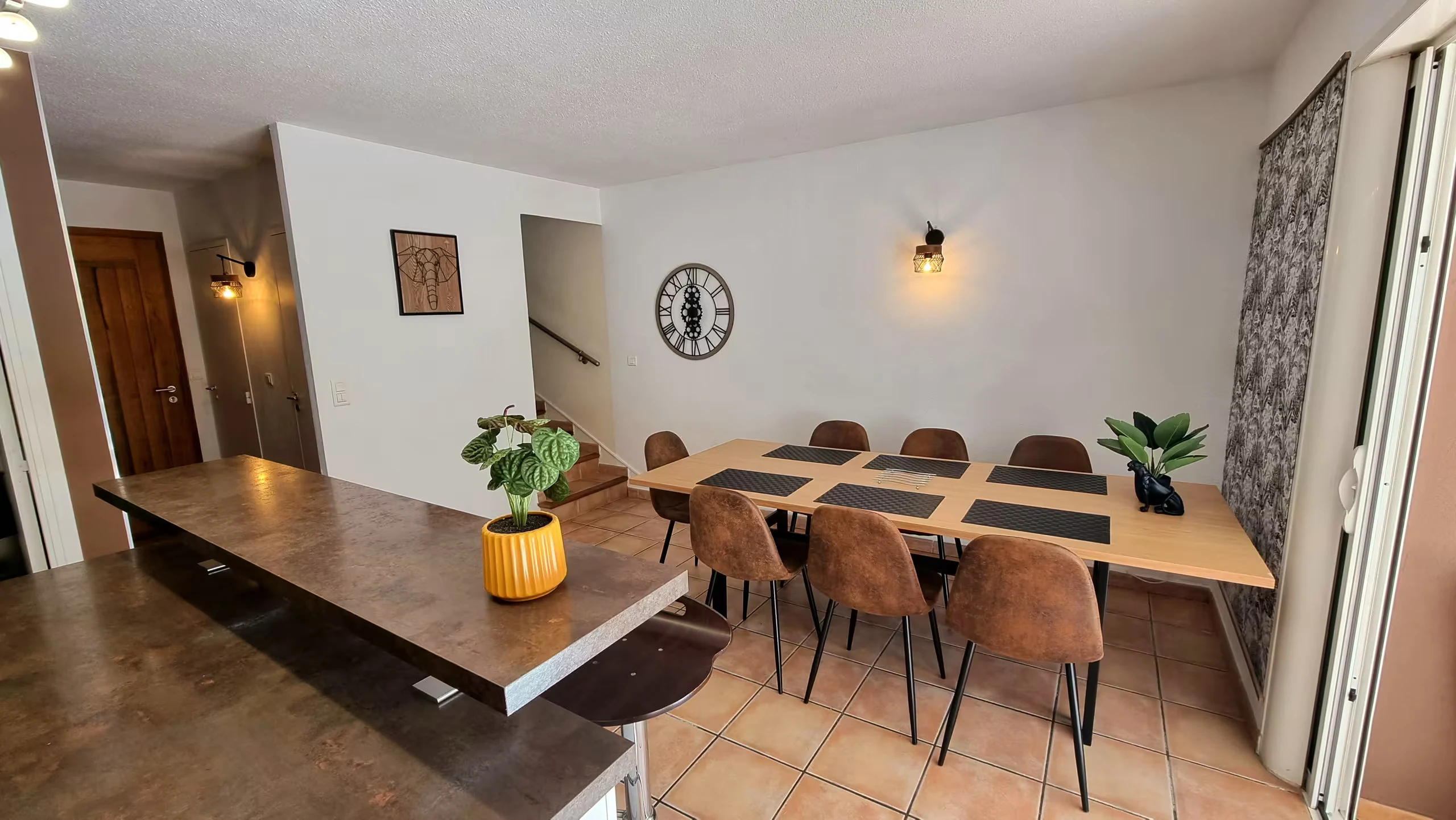 Espace repas de la villa