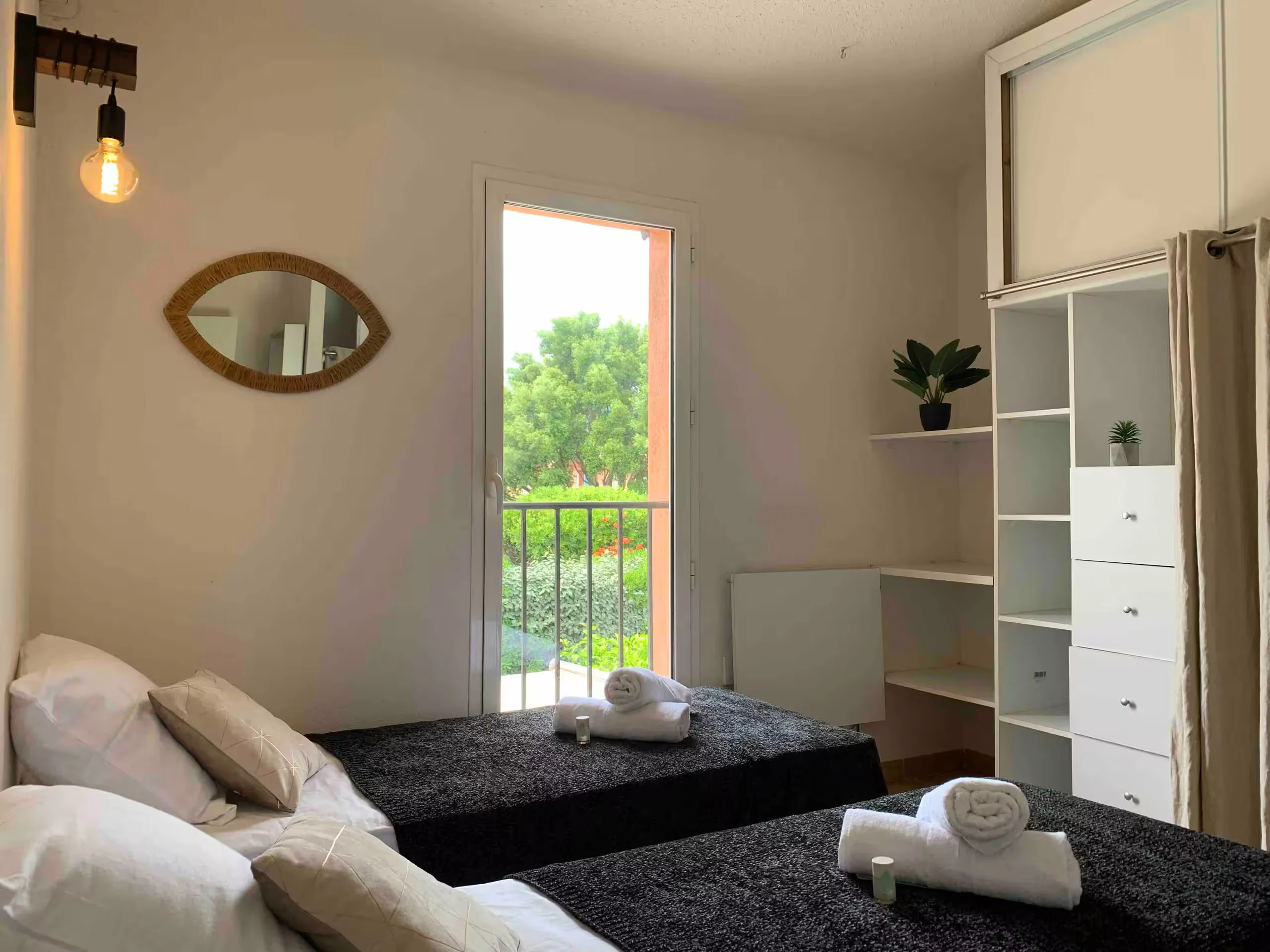 Chambre avec deux lits simples