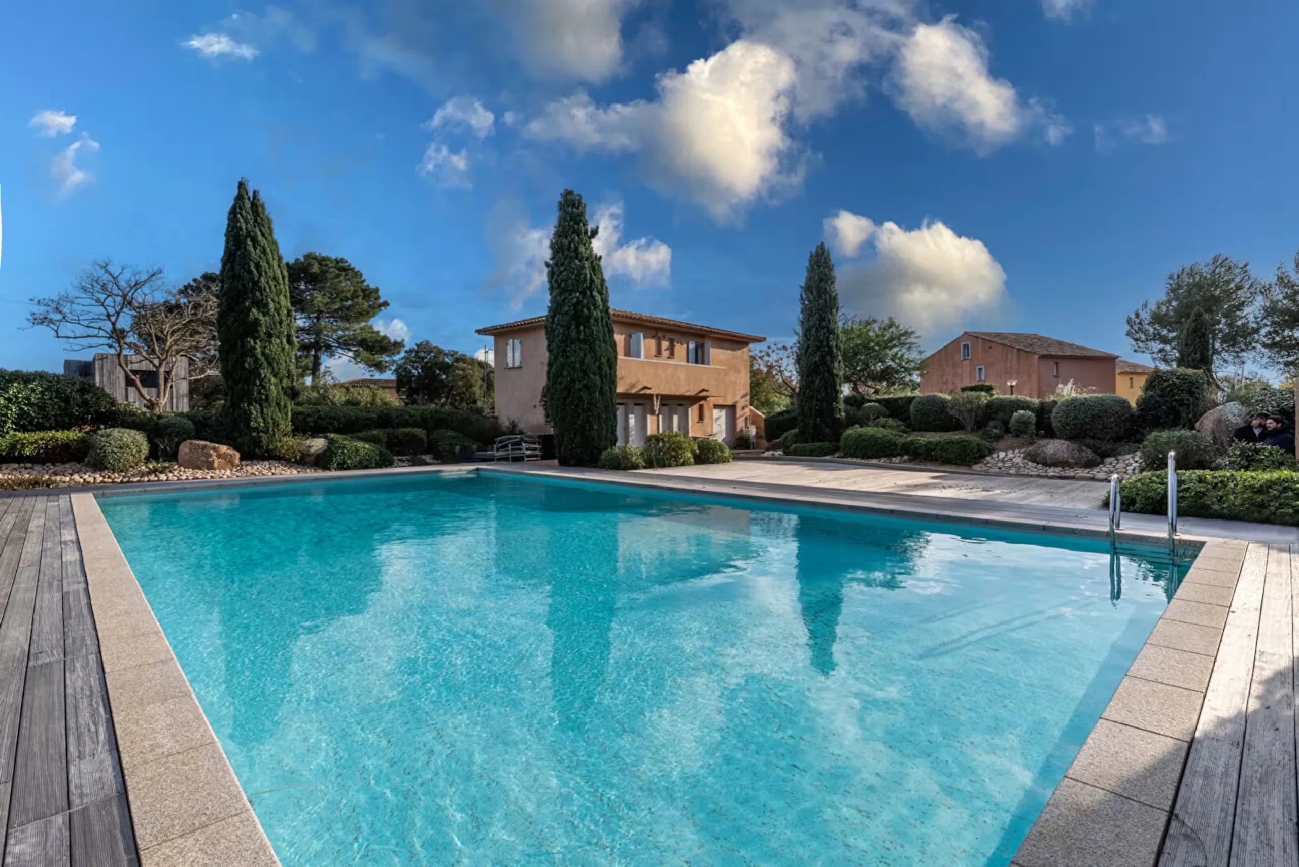 Seconde vue de la piscine de la résidence