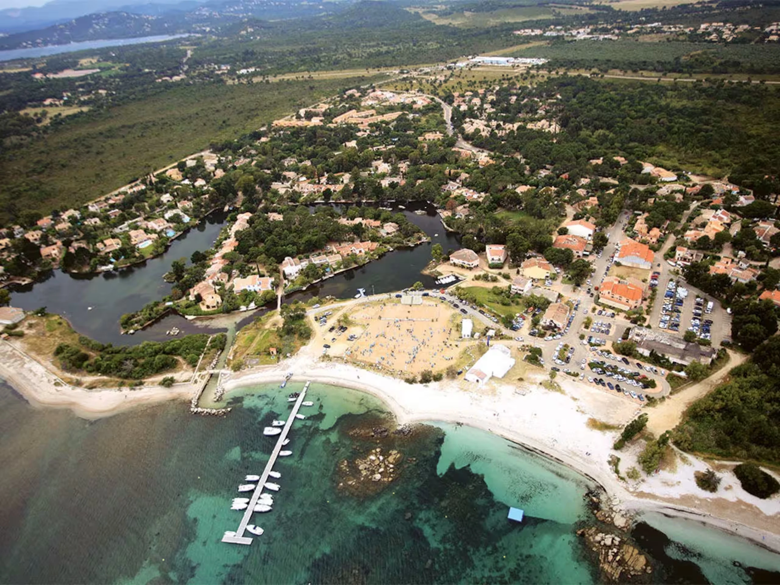 Vue aérienne de la plage de Saint-Cyprien en Corse
