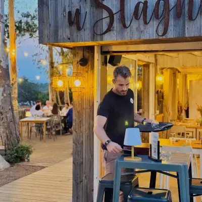Terrasse du restaurant U Stagnu au bord de l’étang de Saint-Cyprien