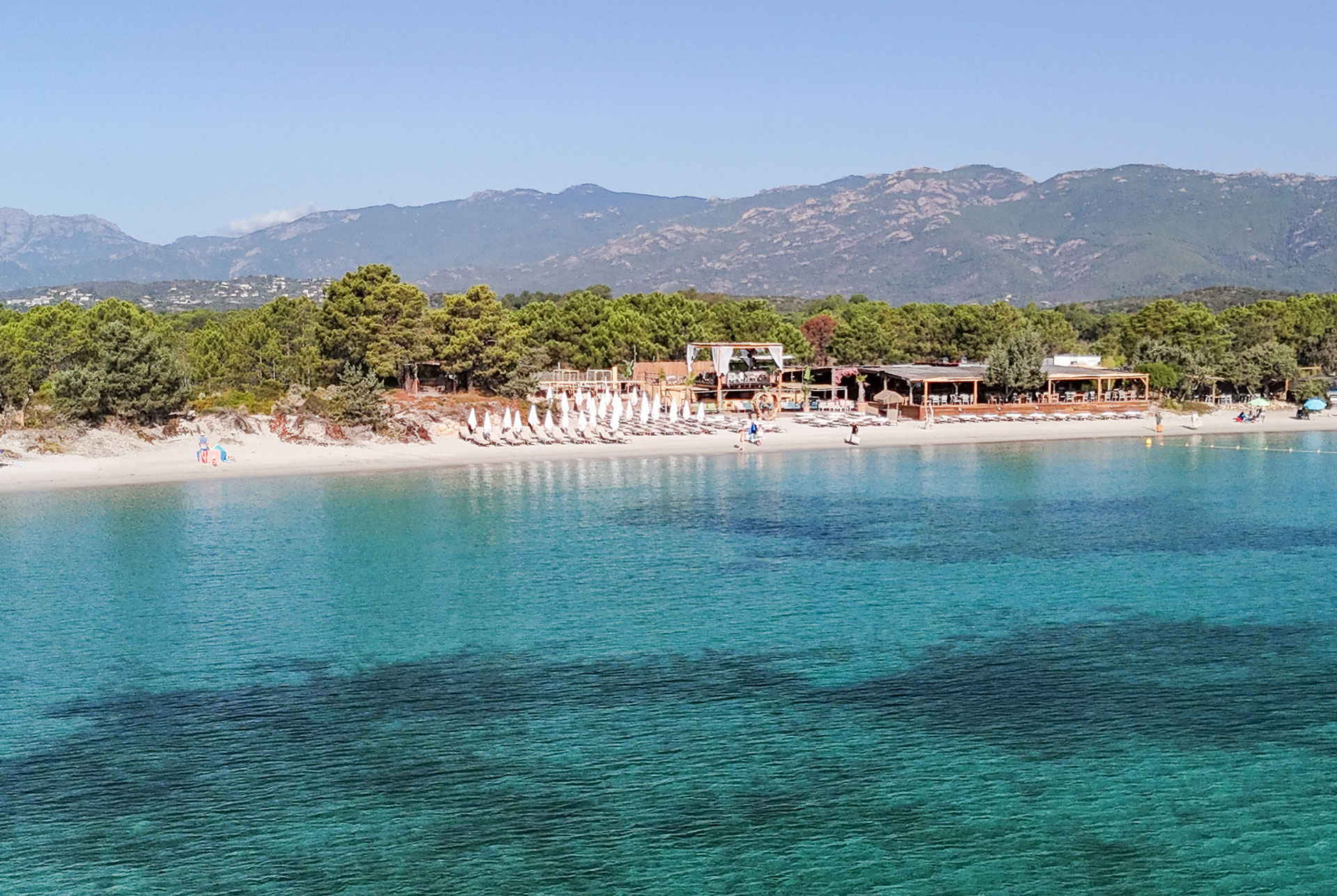 VIP Beach sur la plage de Saint-Cyprien face aux montagnes